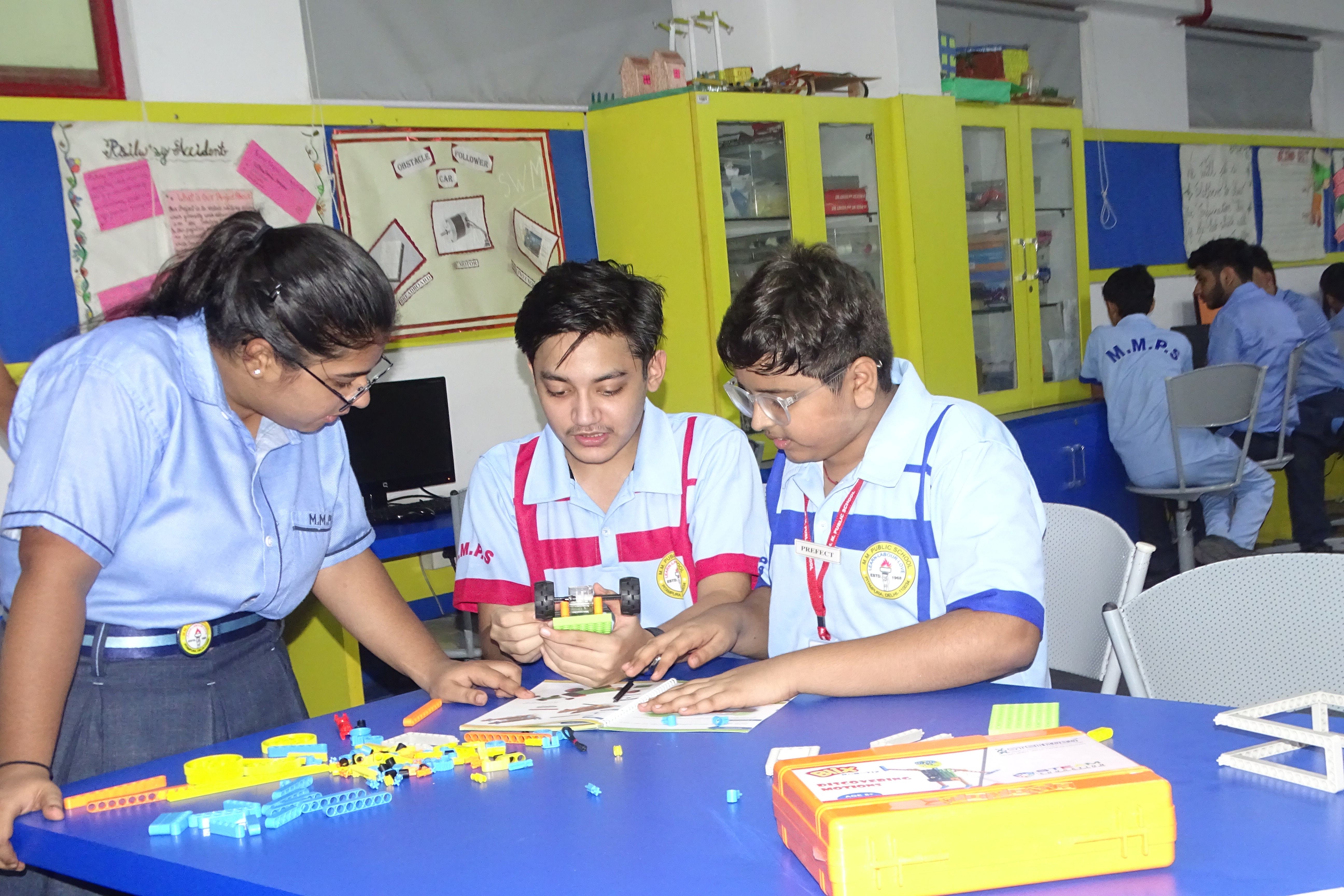 STUDENTS MAKING INNOVATIVE PROJECTS IN ATAL TINKERING LAB