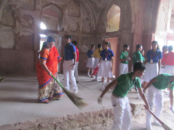 Cleanliness Drive at Sheesh Mahal by SAC Club
