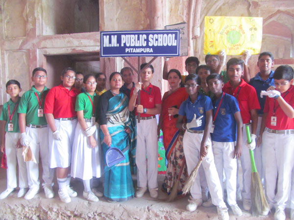 Cleanliness Drive at Sheesh Mahal by SAC Club