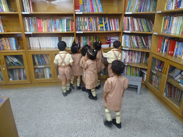 Library Visit by Mont students