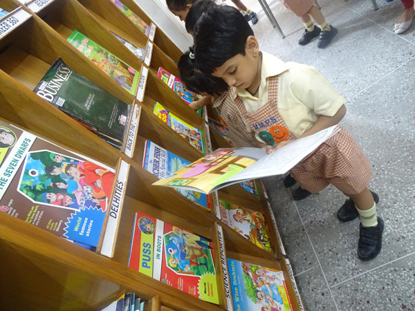 Library Visit by Mont students