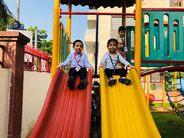 Mont Students Enjoying Swings