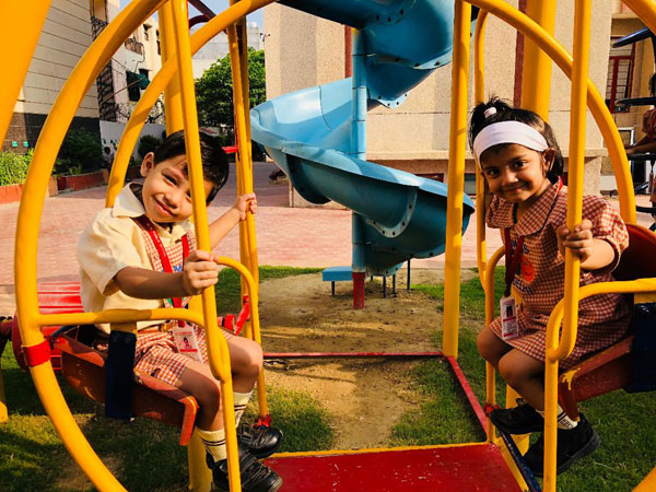 Mont Students Enjoying Swings