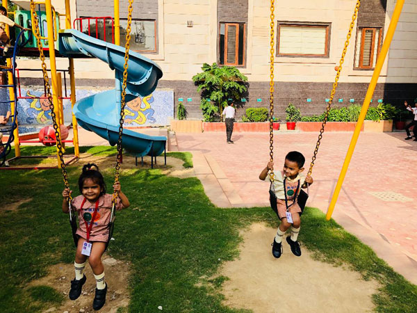 Mont Students Enjoying Swings