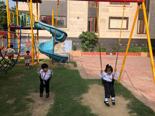 Mont Students Enjoying Swings