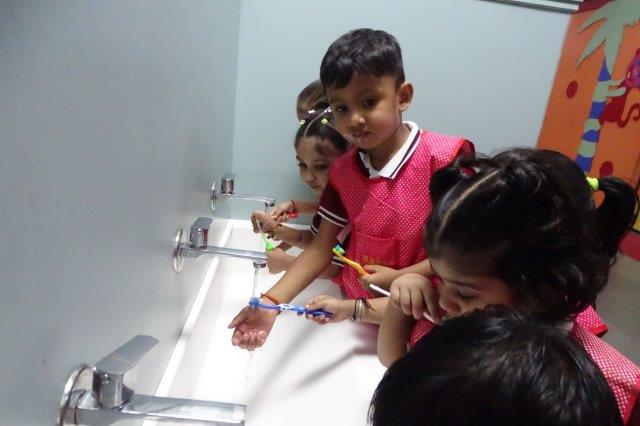 BRUSHING UP TEETH ACTIVITY