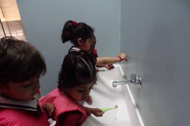 BRUSHING UP TEETH ACTIVITY