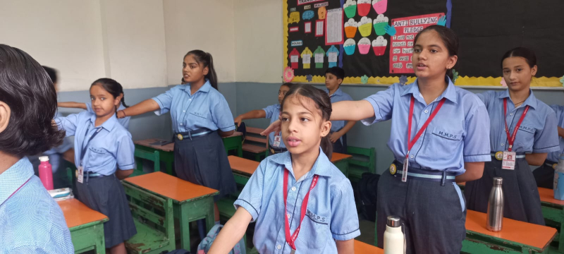Cleanliness Pledge Taken At M. M. Public School Under “दिल्ली को कूड़े से आज़ादी – स्वच्छता अभियान”