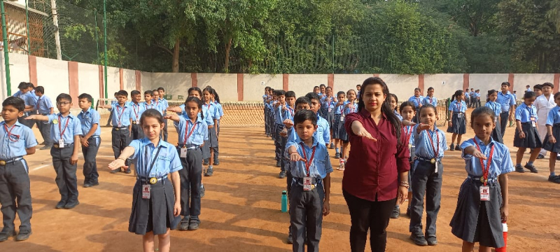 Cleanliness Pledge Taken At M. M. Public School Under “दिल्ली को कूड़े से आज़ादी – स्वच्छता अभियान”
