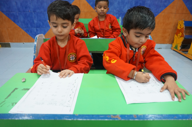 हिंदी कैलीग्राफी प्रतियोगिता: कक्षा एल.के.जी.